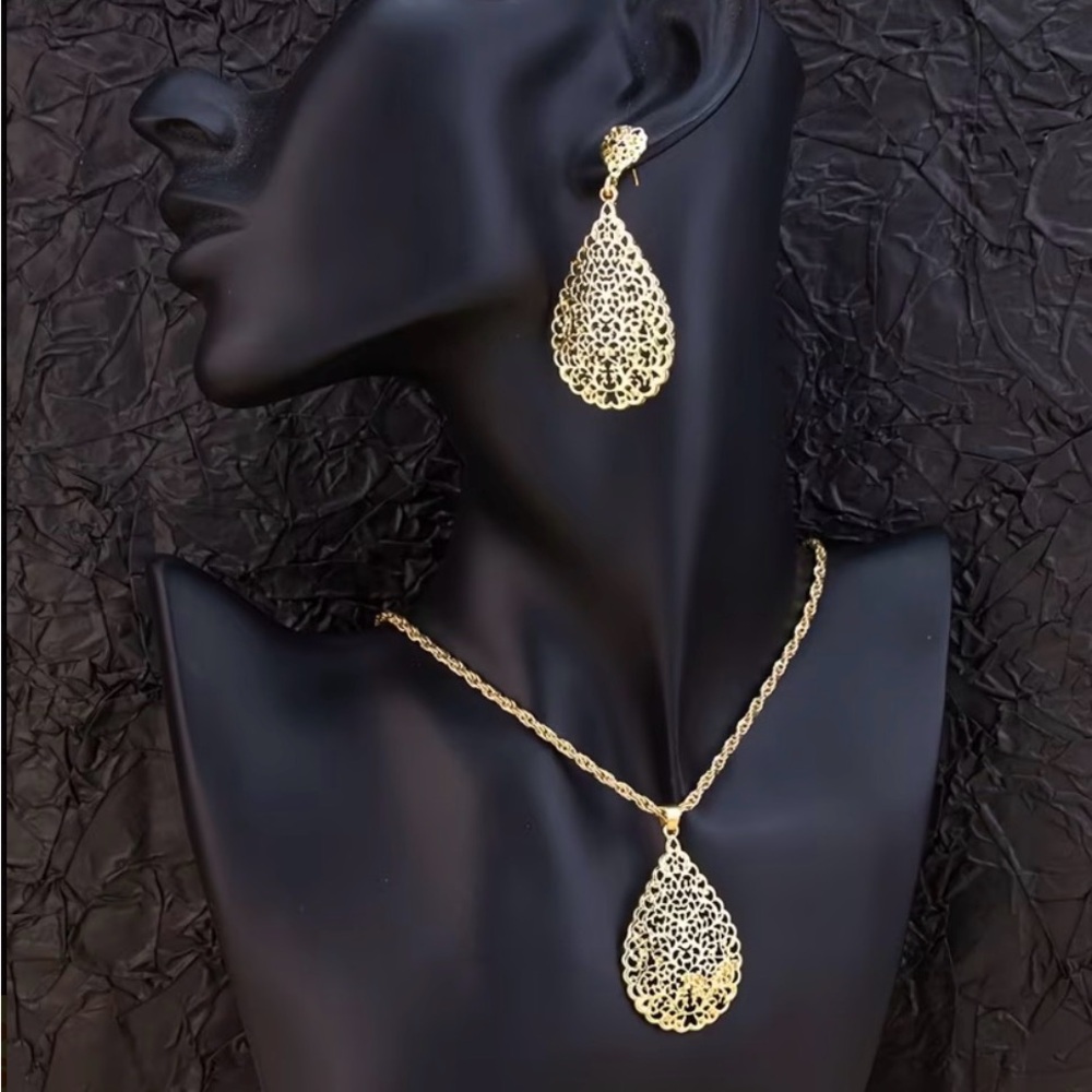 Elegant Gold Filigree Jewelry Set - Picture 3 of 3